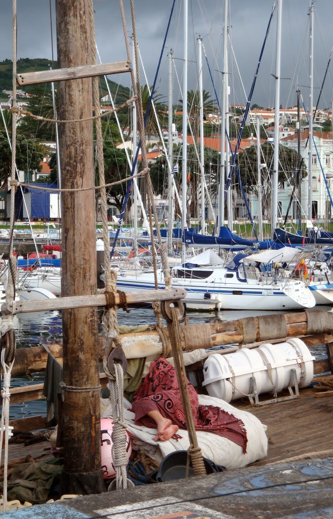 Faial veleiro atracado na Baía da Cidade da Horta!..., Вила-Нова-де-Гайя