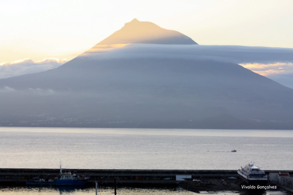 Açores - Ilha do Pico ao amanhecer vista do Faial, Матосинхос