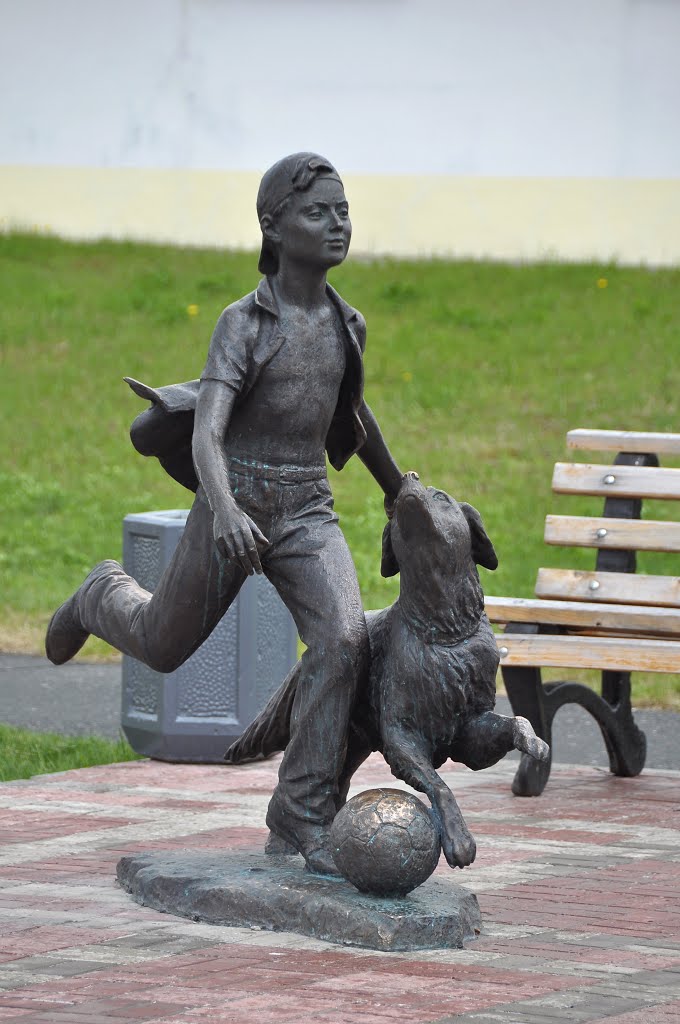 Sculpture "Boy playing with a dog" by Andrey Kovalchuk, Лангепас