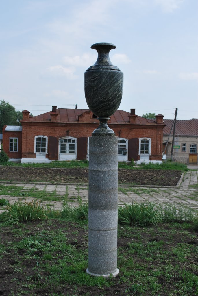 ваза из колыванской ящмы в центре Змеиногорска, Змеиногорск