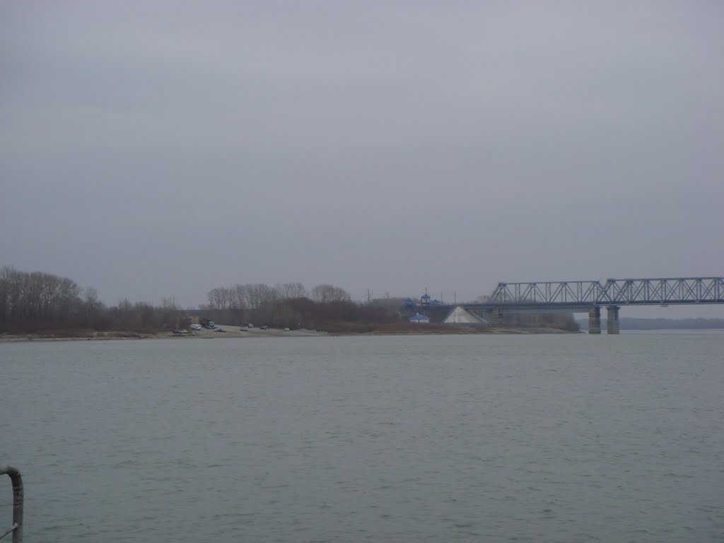 Причалправого берега на фоне моста, Камень-на-Оби