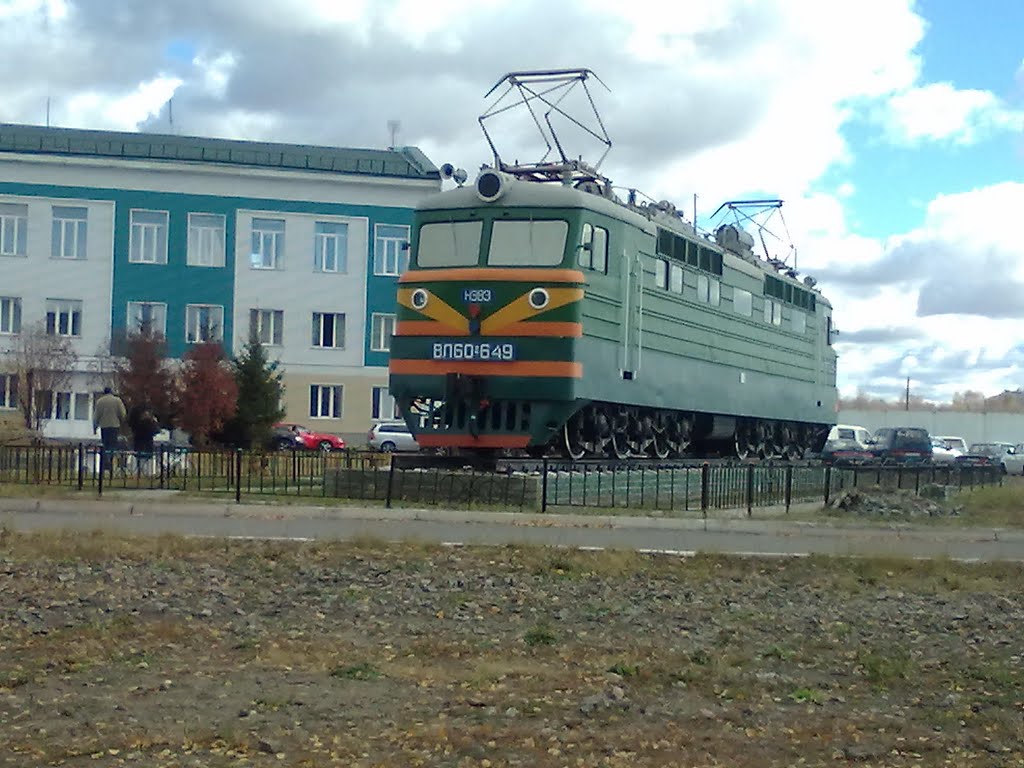 Памятник-электровоз напротив ТЧ-7, Новоалтайск