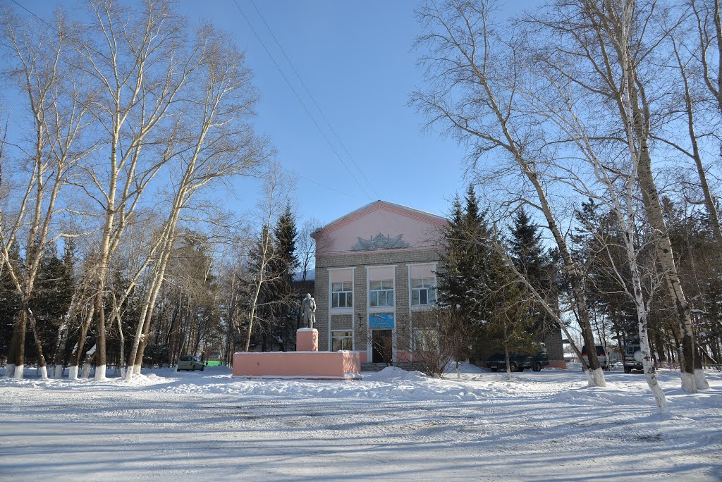 Ekaterinoslavka (2013-02) - House of culture at town center, Екатеринославка