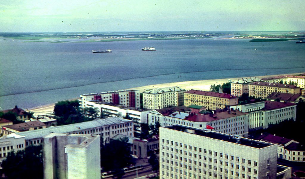 Вид со строящегося высотного здания на Обком КПСС, филармонию, пожарное депо, Архангельск, 1976 год, Архангельск