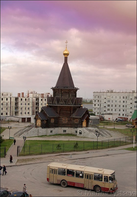ЛИАЗ и Свято-Богоявленская церковь, Нарьян-Мар