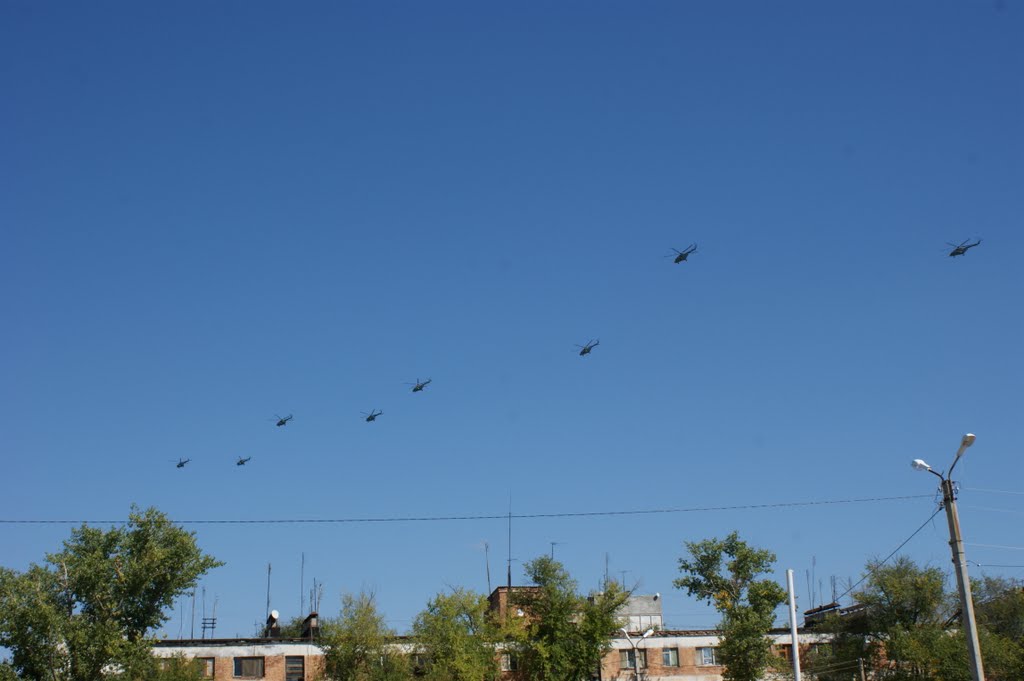 Эскадрилья вертолетов над магазином "Магнит", Нариманов