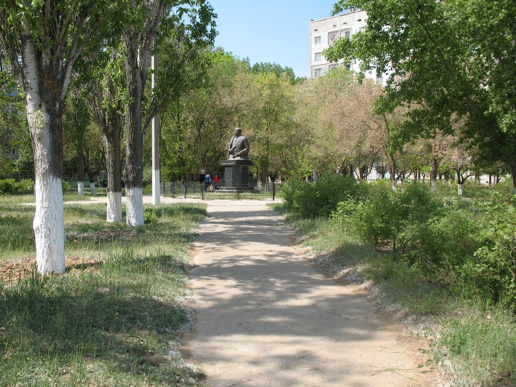 Астраханская обл. Дорожка к памятнику Н.Нариманову, Нариманов