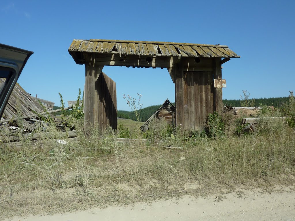 Ворота в разрушенный двор, Кананикольское