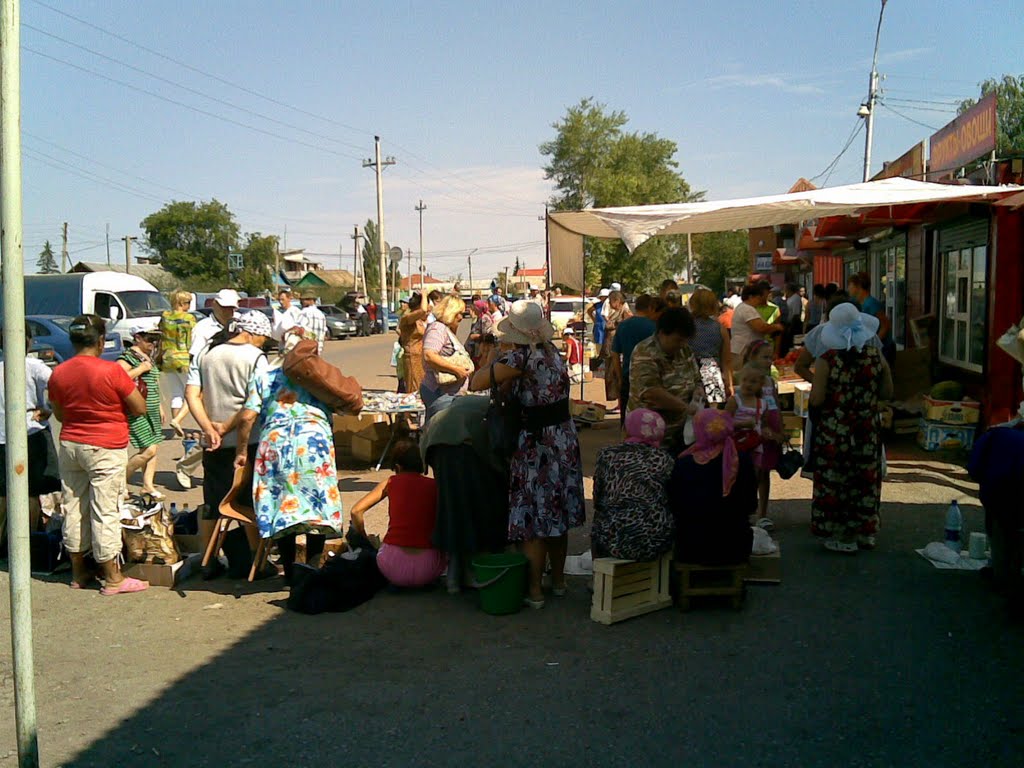 Рынок при железнодорожном вокзале станции Раевка вылез аж на проезжую часть., Раевский