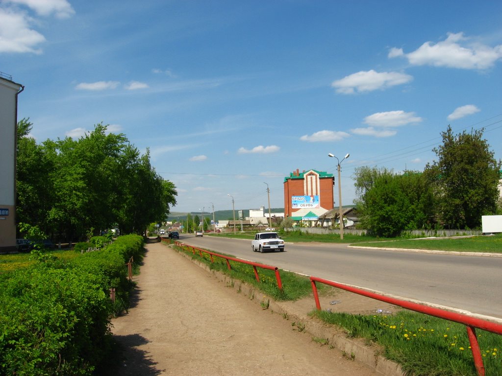 Ул. Чапаева недалеко от пересечения с ул. Комарова, Туймазы