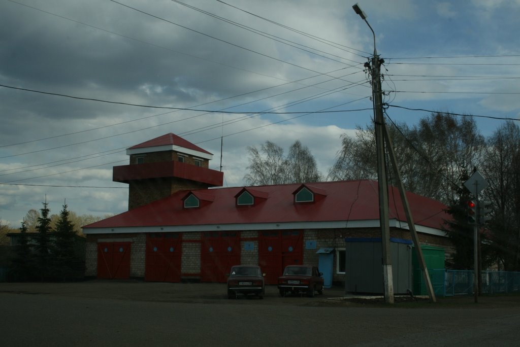 The only traffic lamp and the local fire brigades headquarter [2005], Чекмагуш