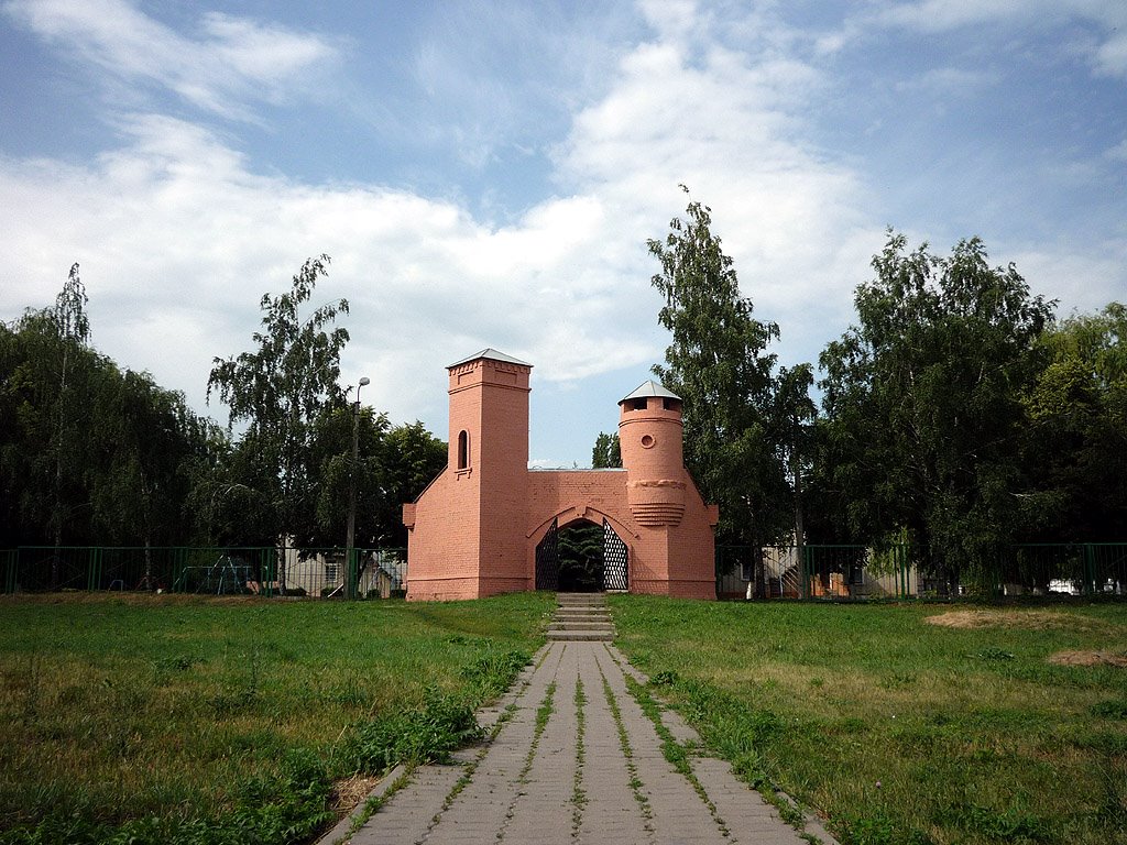 "Замок" на входе в детский сад, Алексеевка