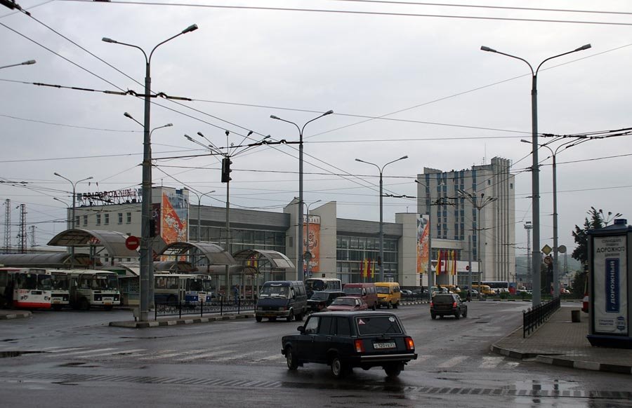 Вид на Вокзальную площадь и ЖД вокзал ст. Белгород / View of Vokzalnaya square and Belgorod railway station (09/05/2007), Белгород