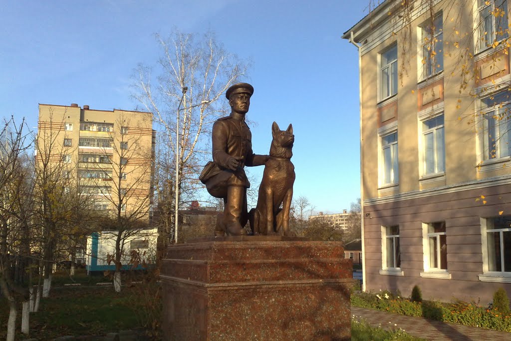Памятник Ф.С. Хихлушки на территории гимназии №12, Белгород