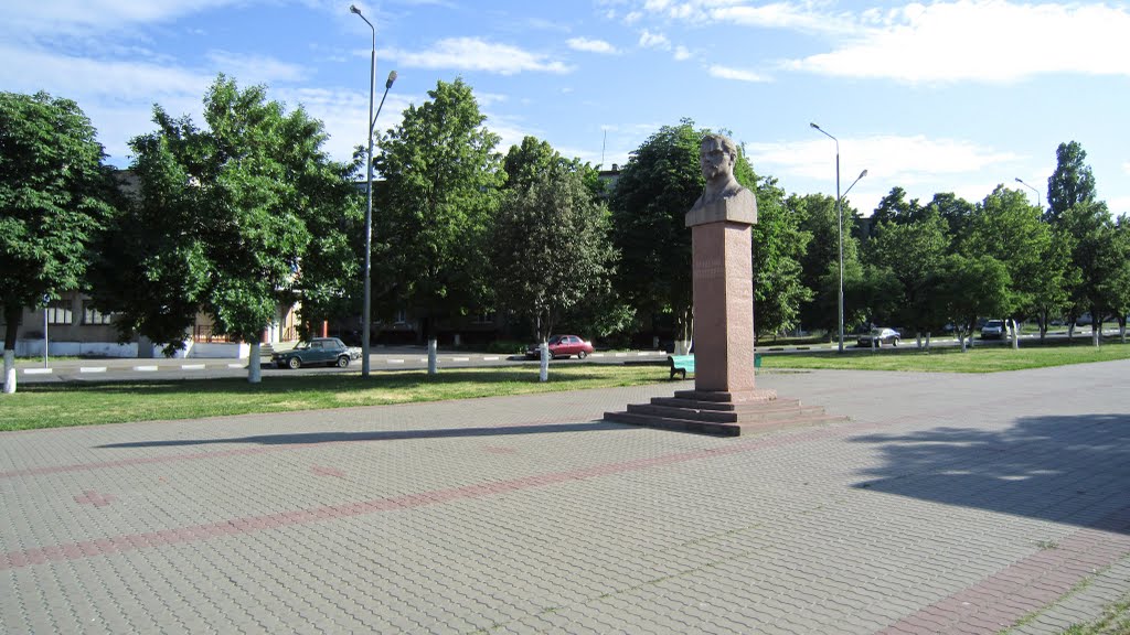 ул. Лазарева. Памятник Лазареву, Губкин
