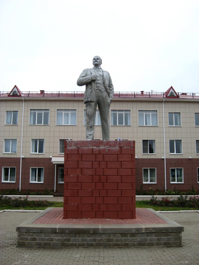 Памятник В. И. Ленину на центральной площади посёлка Ивня, Ивня