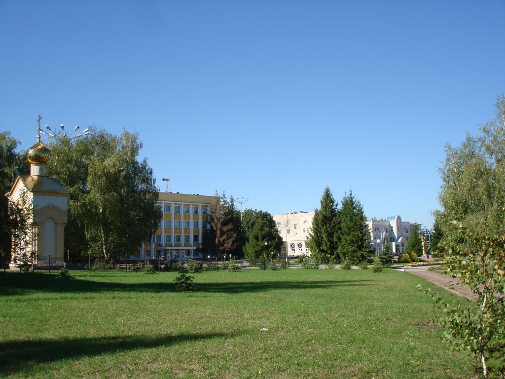 Администрация Яковлевского района. Слева часовня Георгия Победоносца, Строитель