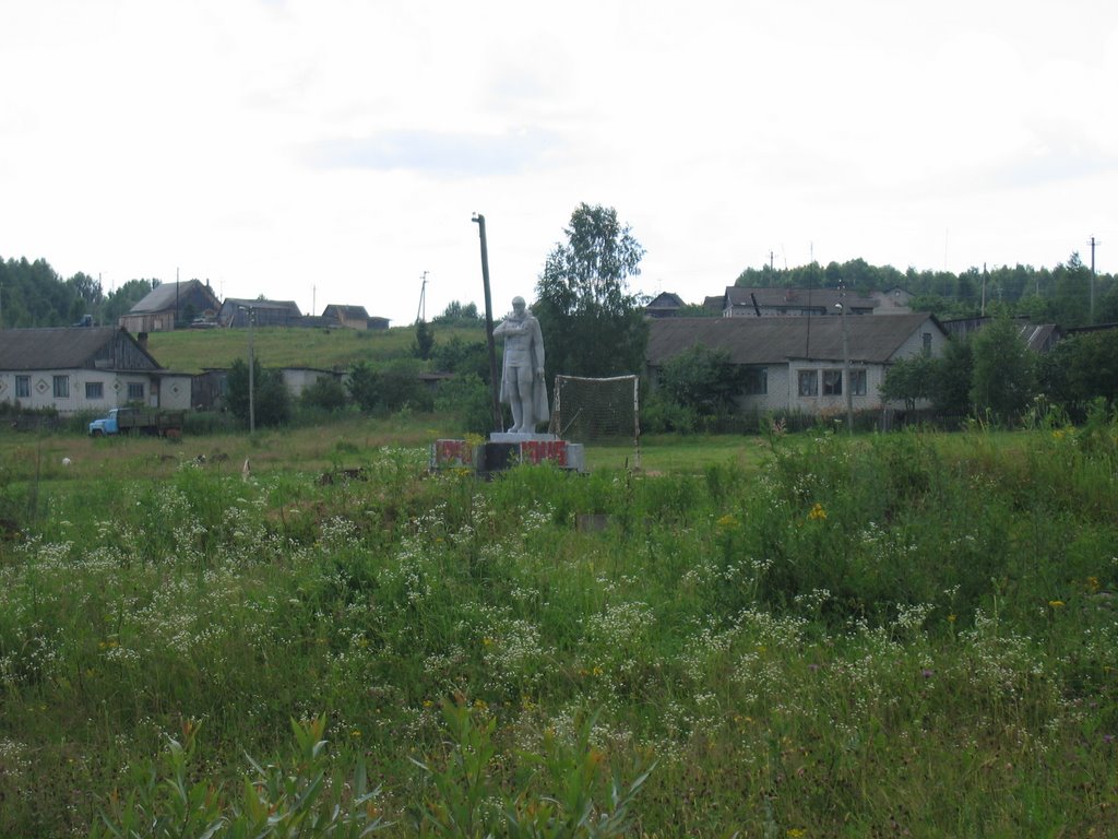 Small village with statue, Дубровка