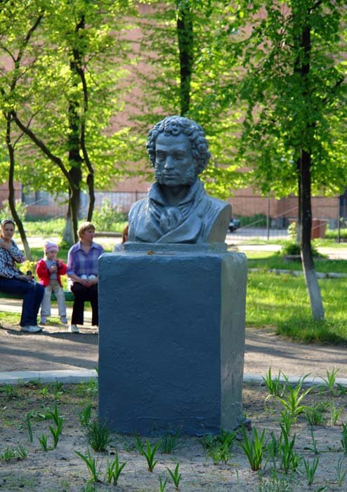 Памятник Пушкину. Постороен немцами в 1942 году во время окупации города, Клинцы