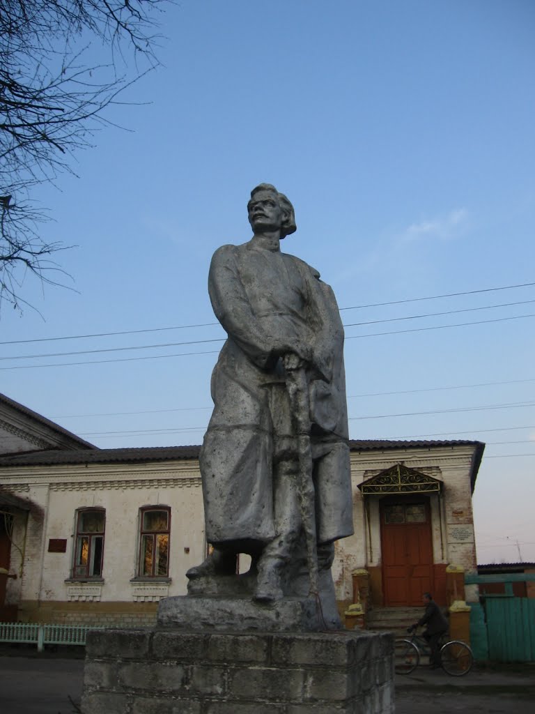 Памятник М. Горькому, Стародуб