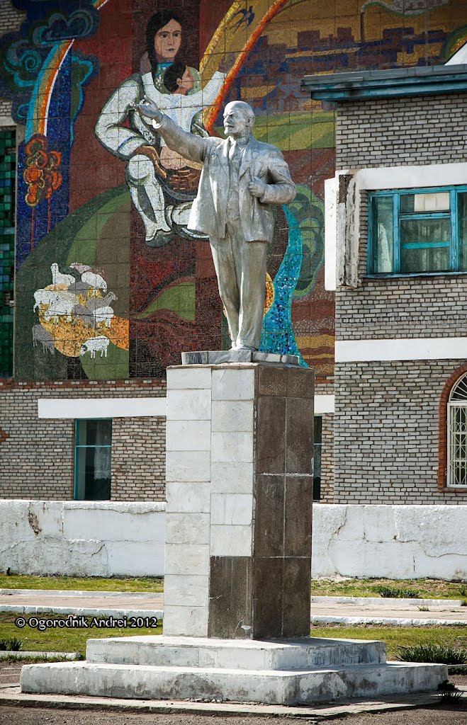 Бурятия.Петропавловка, памятник В.И.Ленину на фоне Советской мозаики, Петропавловка