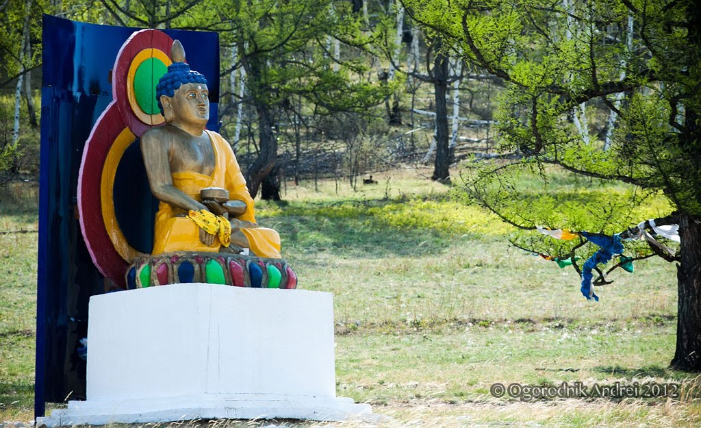 Статуя Будды Шакьямуни на въезде в Джидинский район Бурятии, Петропавловка
