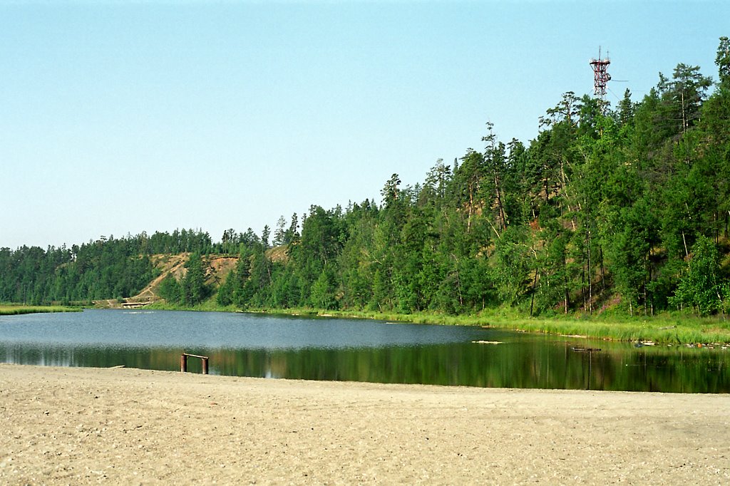 Вид с пляжа на соседний холм, Северобайкальск
