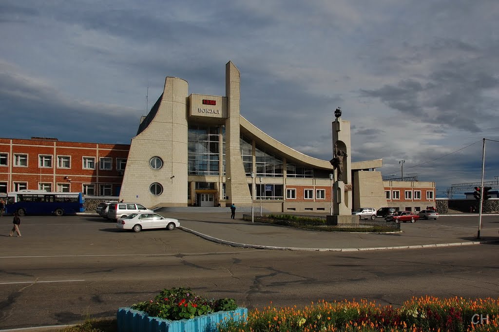 Северобайкальск. Вокзал с памятником, Северобайкальск