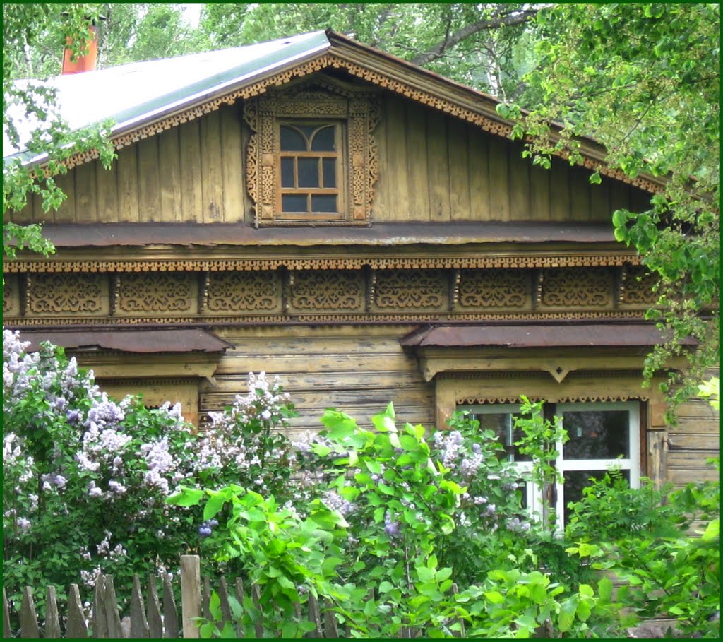 Окнами в сад. Old small house with windows in a garden., Карабаново