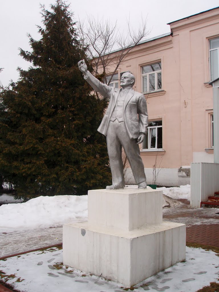 Monument to Lenin in Petushki town, Петушки