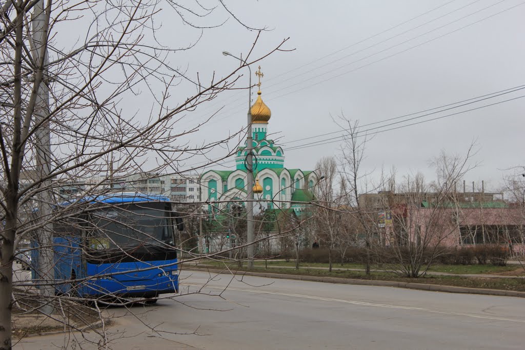 green church and blue bus, Кириллов