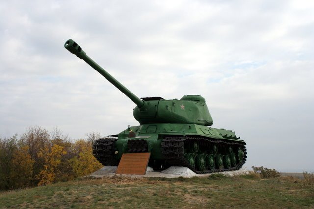 Памятник танкистам. Танк ИС-2, выдаваемый за КВ, Алущевск