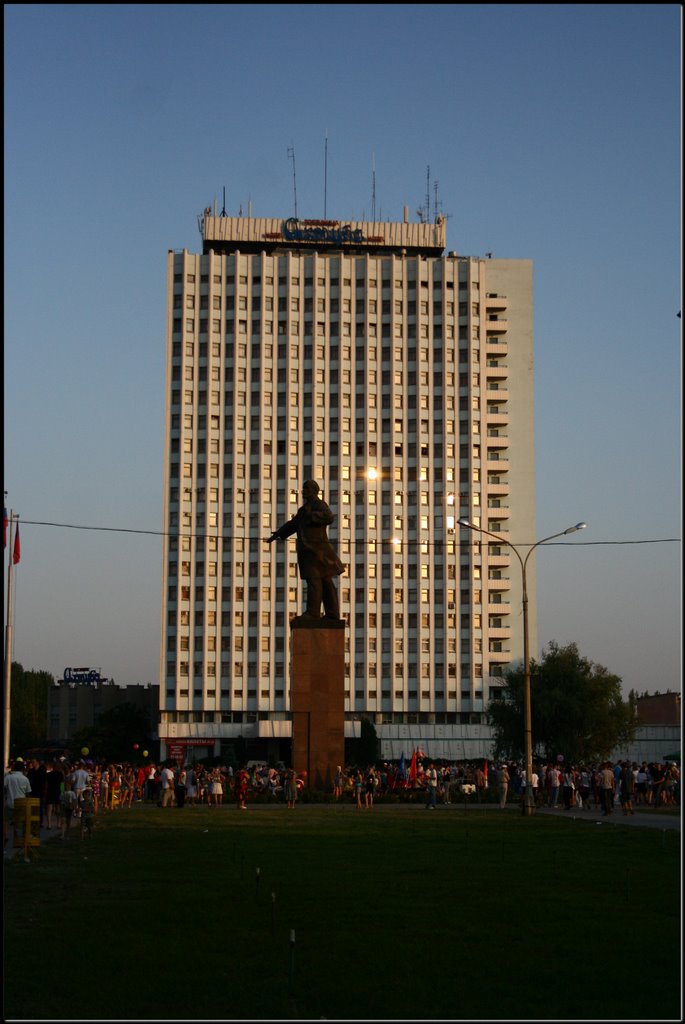 Гостиница Ахтуба, памятник В.И.Ленину. At sunset., Волжский