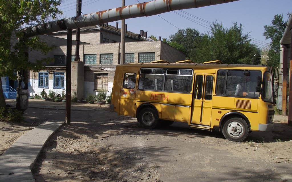 Школьный автобус во дворе школы. Фото Павла Морозова, Городище