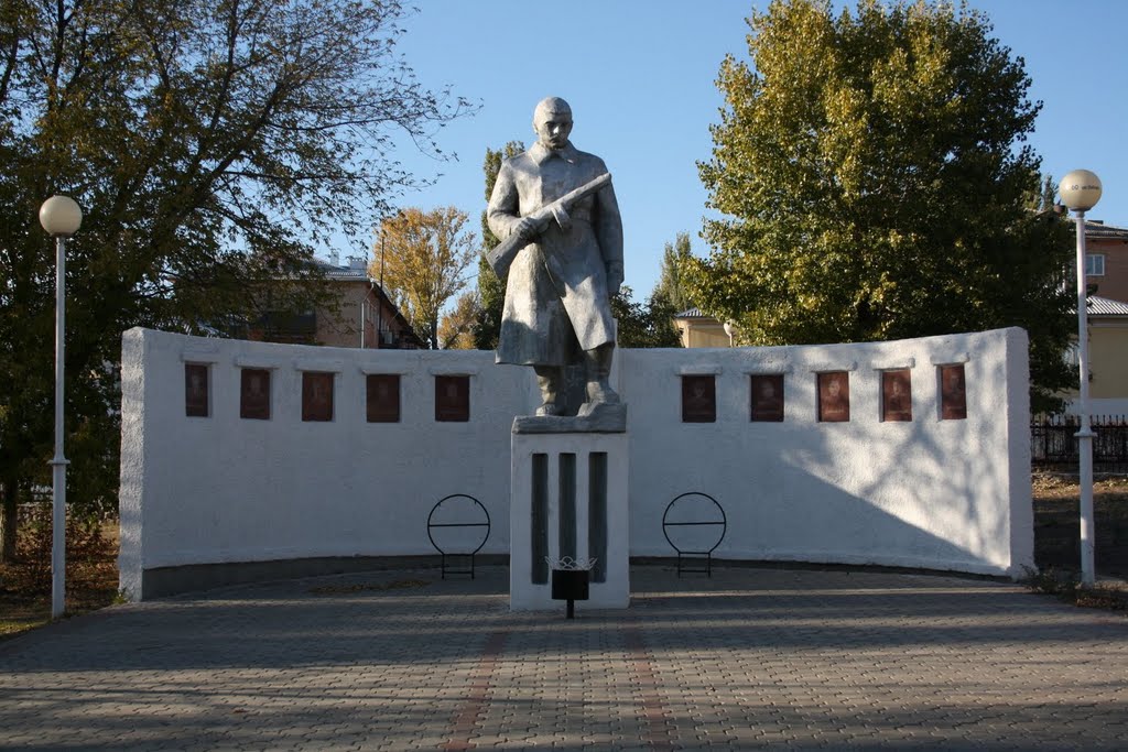 Памятник в Парке Победы. Октябрь 2010г., Жирновск