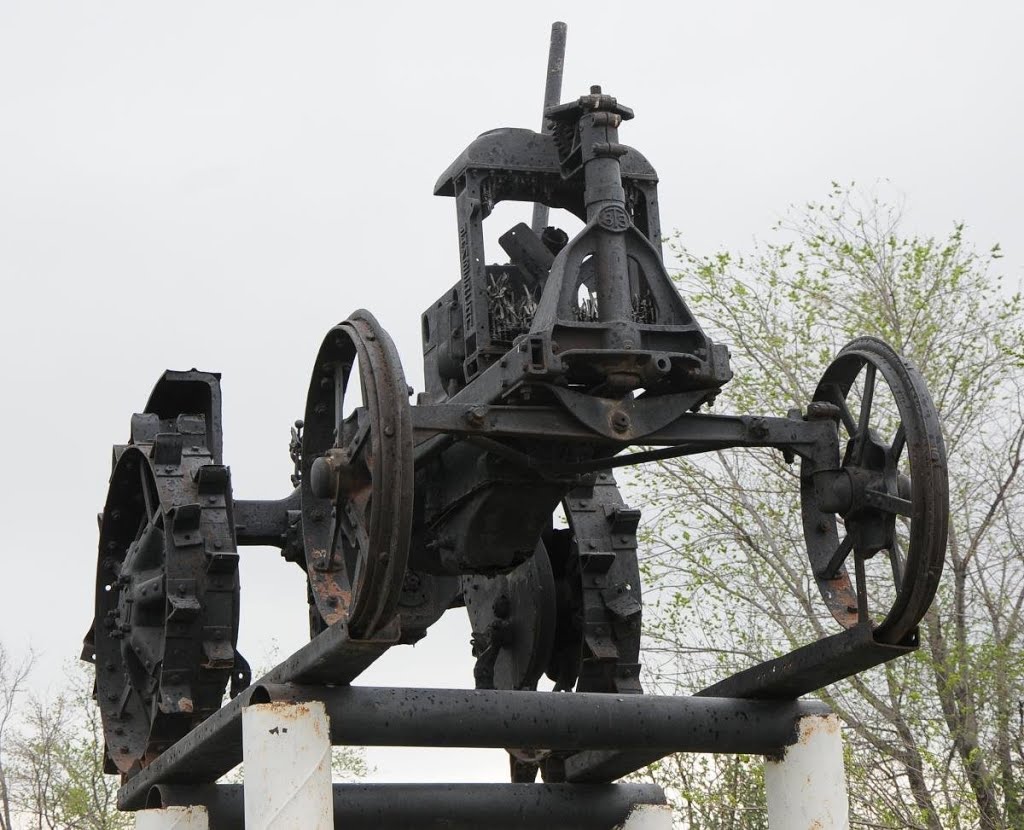 Памятник-трактор. Tractor monument. 2013, Ольховка