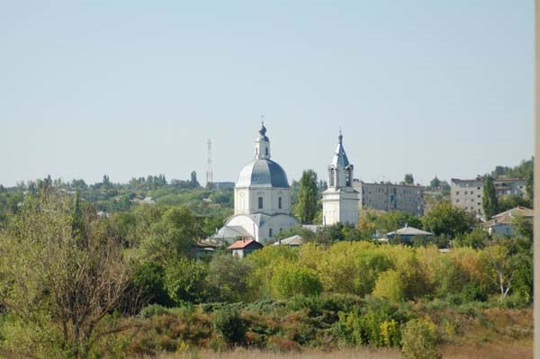Вид на Воскресенскую церковь при въезде в город, Серафимович