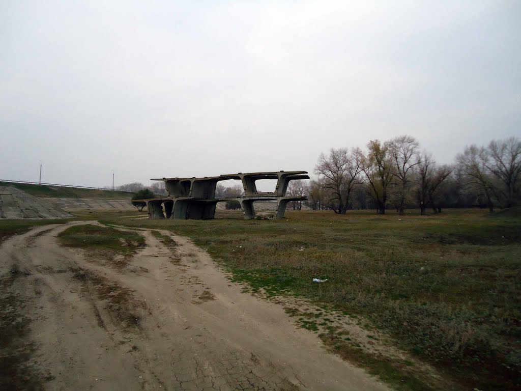 У моста, Серафимович