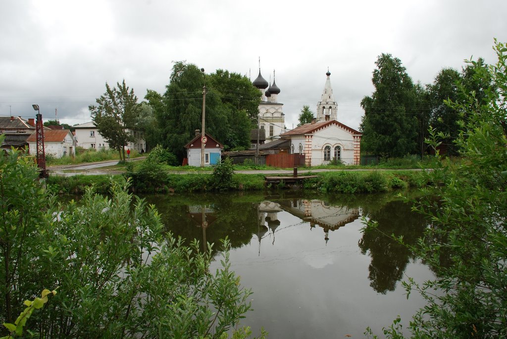 Белозерск. Канал Клейнмихеля и старинная церковь., Белозерск