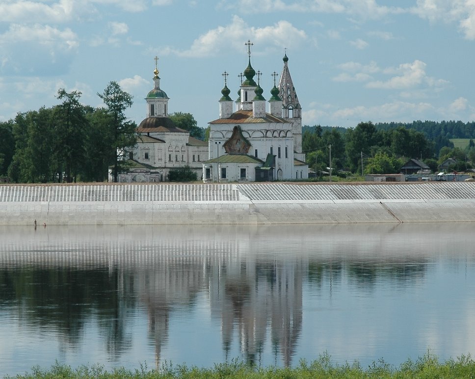 Церкви Сергия Радонежского (слева) и Дмитрия Солунского (справа), Великий Устюг