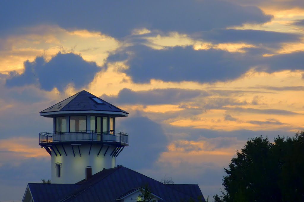 Вытегра. Вечерняя заря. Башня «Маяк» со смотровой площадкой / Vytegra. Observation Tower "Lighthouse" in the evening. Hotel «Wardenclyffe Volgo-Balt», Вытегра