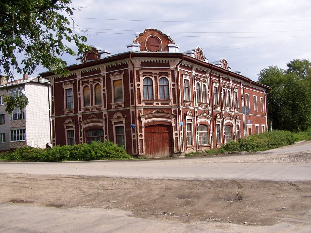 Раньше здесь был городской Дом Культуры, теперь районный центр детского творчества., Грязовец