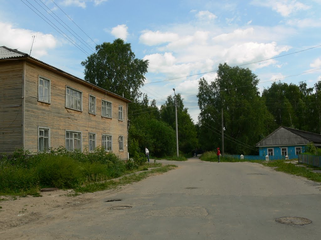 ул. Клочихина, 13 (дом слева), Тотьма