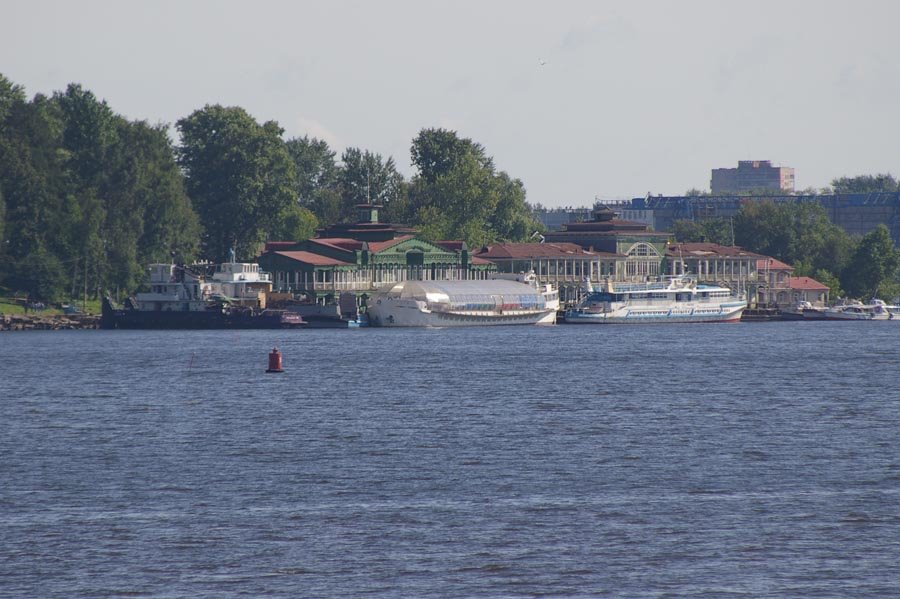 Вид на речной вокзал, плавучий дельфинарий / View of the River station and a floating delphinarium (22/07/2007), Череповец