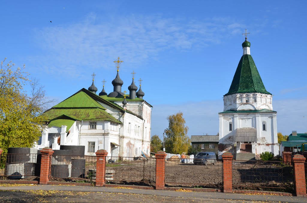Балахна, справа - храм святителя Николая Чудотворца 1552 г., Балахна