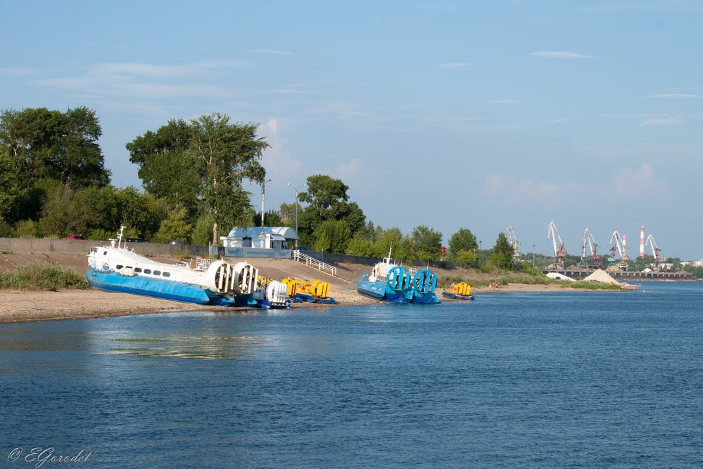 Корабли на воздушной подушке - такси через Волгу, Бор
