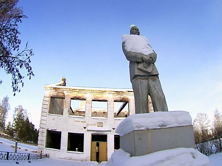Фото памятник горькому на фоне погорелого здания школы в городе Вахтан