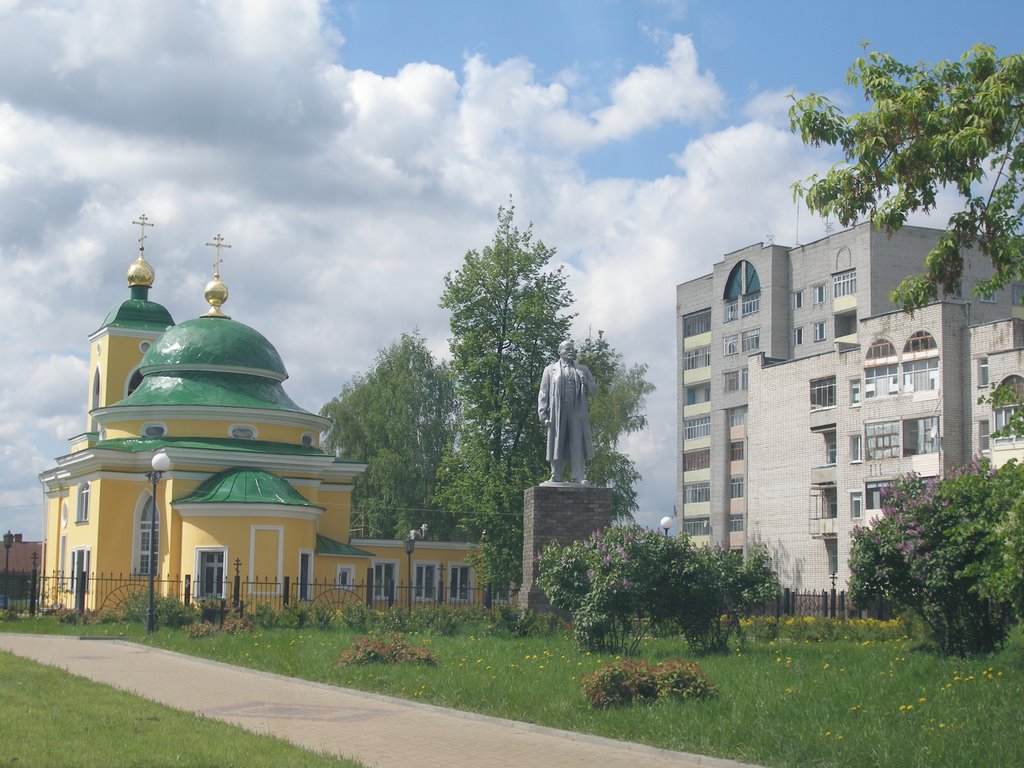Ленин и церковь. В центре Выксы, Выкса