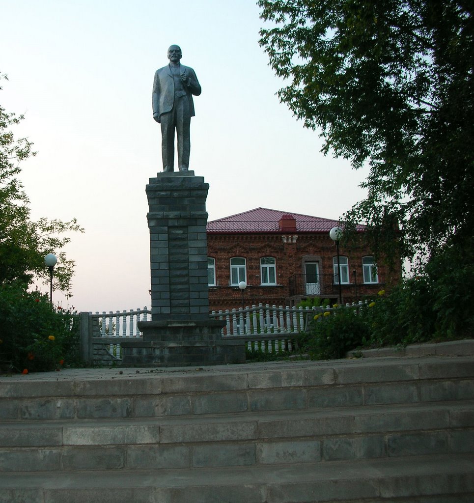 памятник "В.И.Ленин" на заднем плане Художественная школа, Сосновское