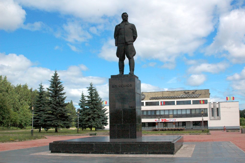 Chkalovs statue, Чкаловск